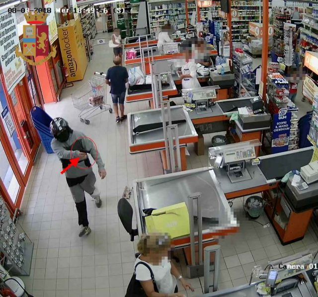 20180811 ANZIO rapina telecamera2
