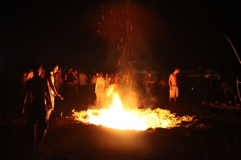 falò in spiaggia a Ferragosto