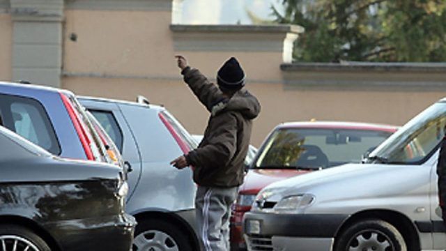 parcheggiatori abusivi