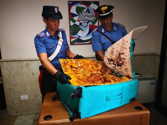 PIAZZA DANTE - Il trolley e l'eroina sequestrati dai Carabinieri (2)