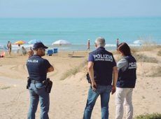 Polizia intervenuta in spiaggia per arrestare il 50enne di Tivoli ai domiciliari