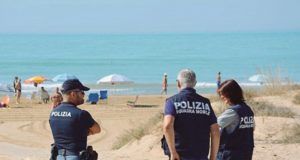 Polizia intervenuta in spiaggia per arrestare il 50enne di Tivoli ai domiciliari