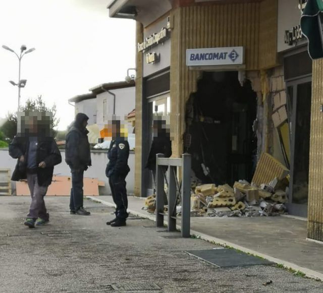 Ardea Furto Alla Banca A Lido Dei Pini Bancomat Smurato