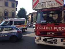 tentativo di suicidio a Roma -intervento di polizia e vigili del fuoco