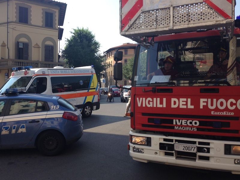 tentativo di suicidio a Roma -intervento di polizia e vigili del fuoco