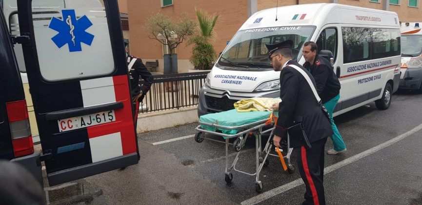 Carabinieri e ambulanza per il soccorso al cittadino accoltellato a Piazza San Marco