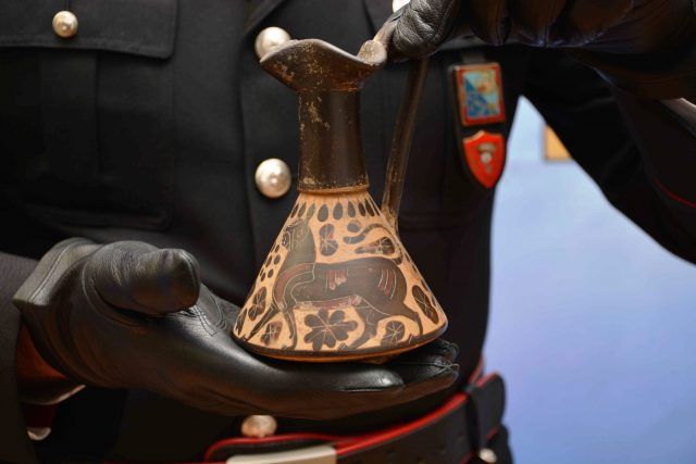NRM - Il vaso etrusco, risalente a 2.400 anni fa, sequestrato dai Carabinieri (2)
