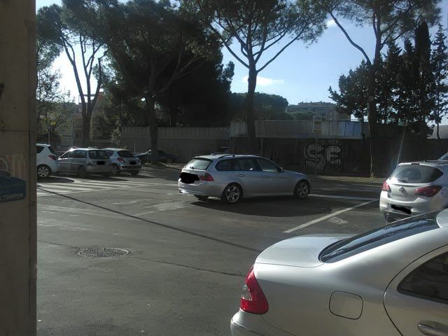 MAcchina parcheggiata