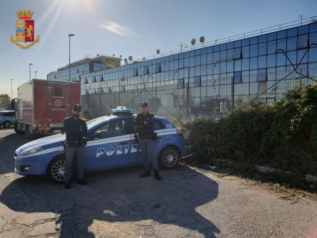 Ragazza precipita dal quarto piano dell'ex hotel di via Prenestina