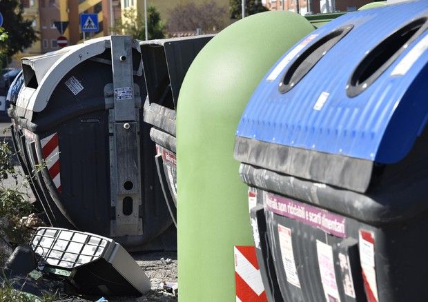 rapinatori si nascondono dietro i bidoni per aggredire e rapinare un 50enne cinese