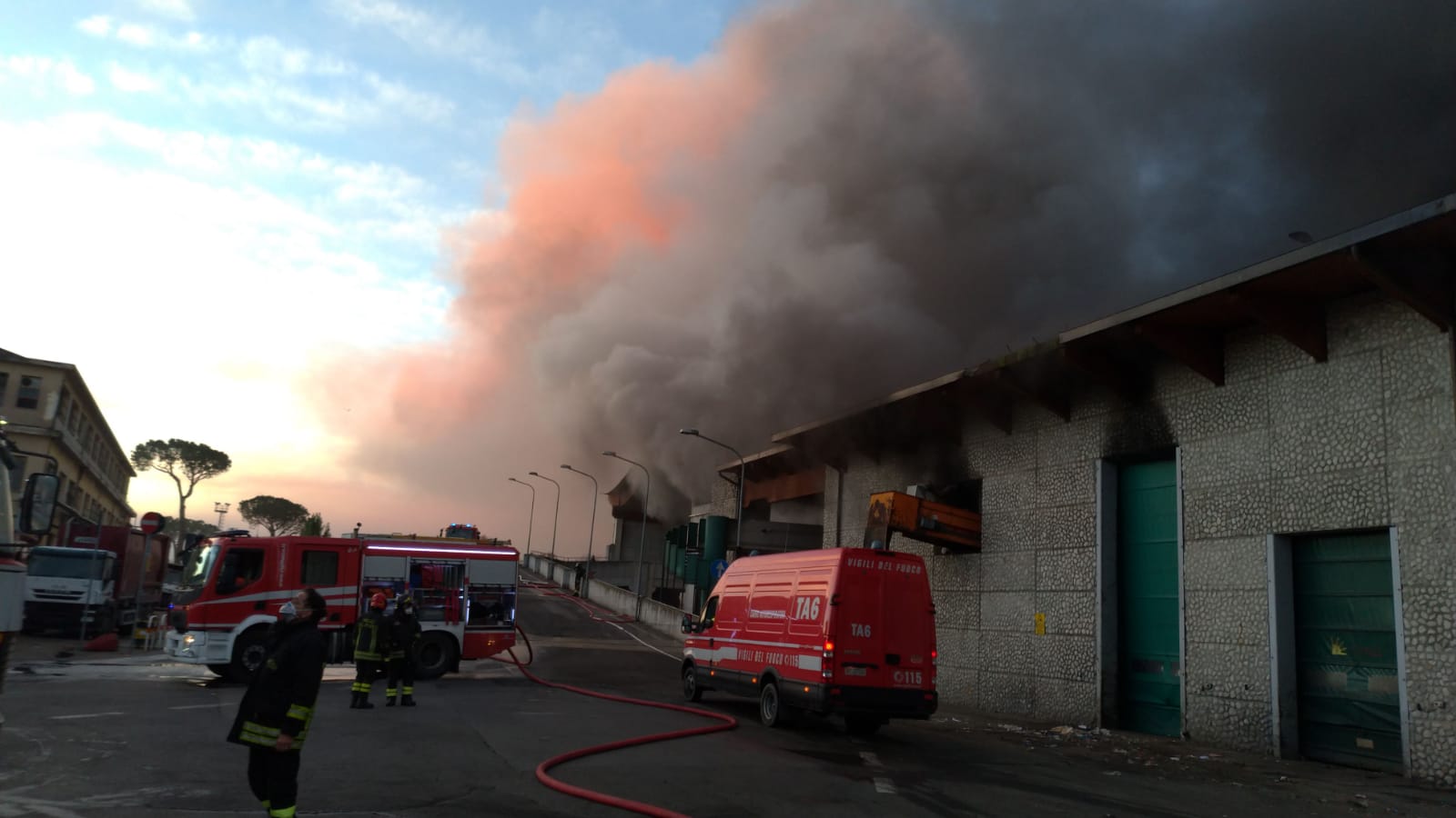 Roma, devastante incendio all'impianto TMB Salario: tenere le ...