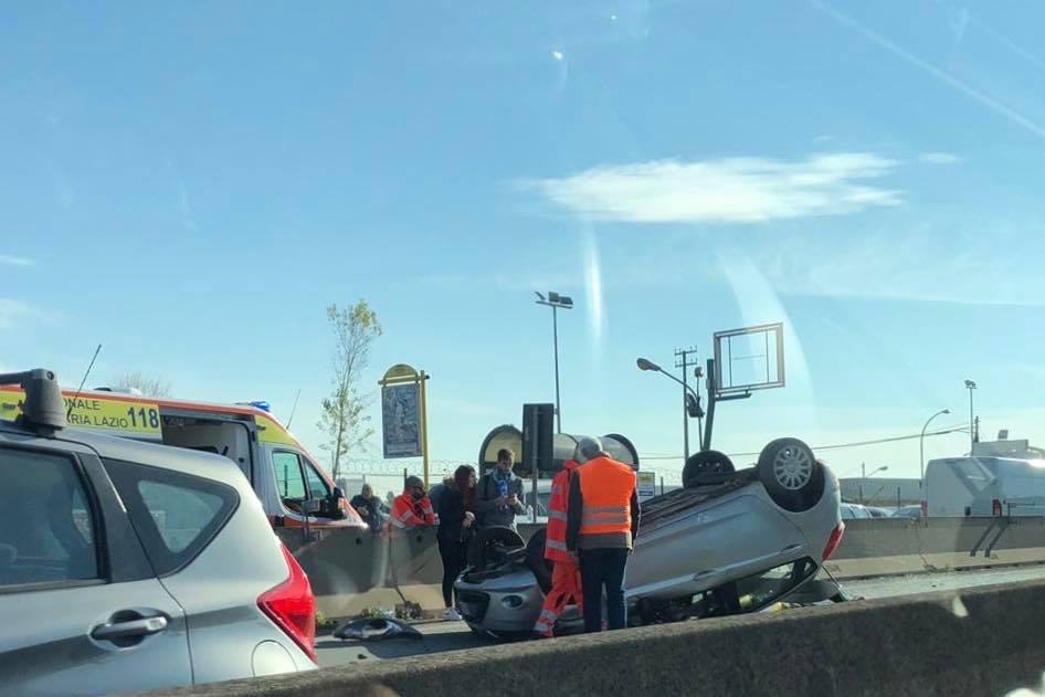 Incidente sulla Pontina, auto si ribalta a Spinaceto traffico e disagi