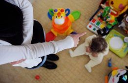 picchiano bimbi asilo maestre tornano a scuola