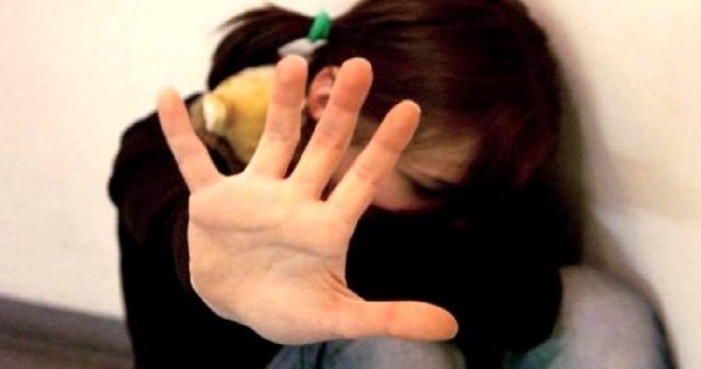 ragazza picchiata