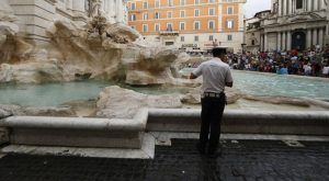 Roma, uomo nudo nella Fontana di Trevi: «Devo battezzarmi»