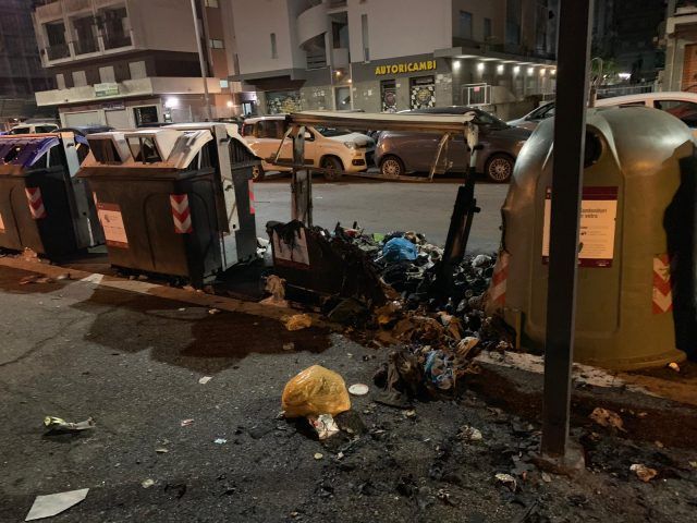 Ostia Ponente - cassonetto in fiamme a via delle Azzorre