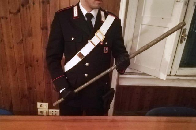 CENTRO - La spranga sequestrata dai Carabinieri
