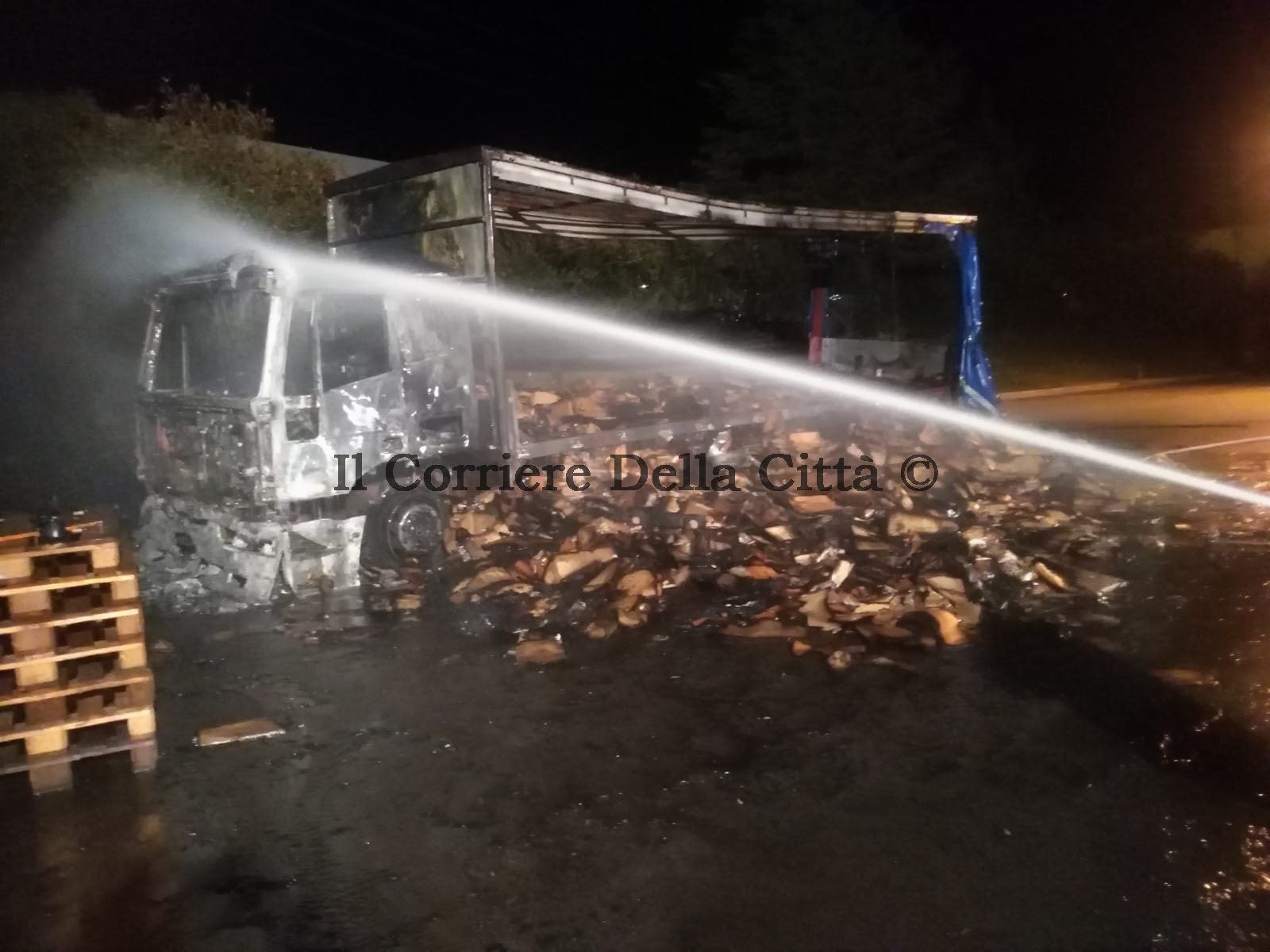 Pomezia, incendio nella notte alla Redbox: brucia un camion (FOTO)