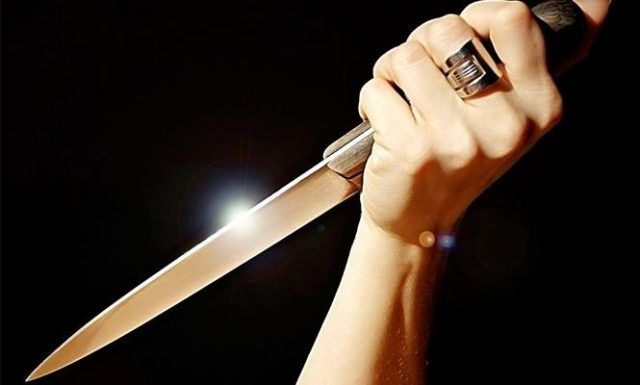 donna coltello aggressione