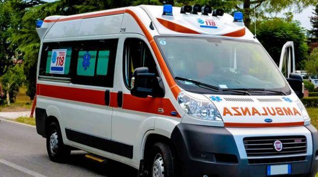 un-ambulanza-stazionera-a-massa-lubrense-3224714.660x368 Incidente mortale Cisterna sull'Appia