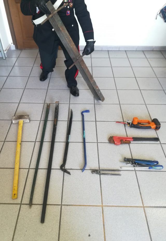 Gli attrezzi sequestrati dai Carabinieri (1)