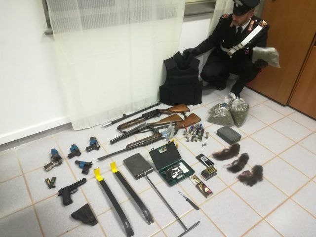 BRACCIANO - Parte del materiale sequestrato dai Carabinieri (2) bracciano