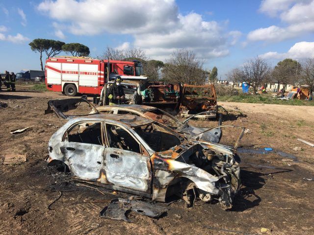 Incendio campo rom
