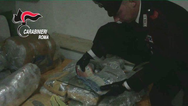 La droga e l'arma sequestrata dai Carabinieri (3)