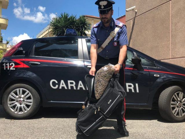 PARIOLI-La-busta-di-marijuana-sequestrata-dai-Carabinieri-2 ponte di nona