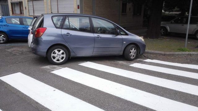 Strisce macchina strisce pedonali eur