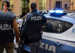 Controlli antidroga della polizia in diverse aree della Capitale. Arrestato anche un 48enne che ha cercato di nascondere della cocaina.