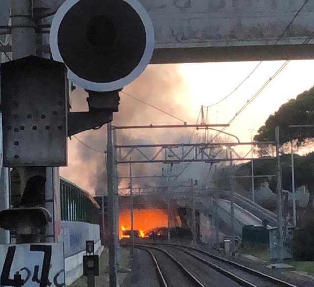 incendio binari ostia