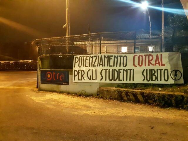 Striscione Cotral blocco studentesco