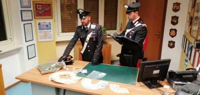POMEZIA - La droga e il denaro sequestrati dai Carabinieri di Torvajanica