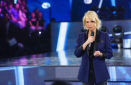 Maria De Filippi durante la conduzione di un suo programma