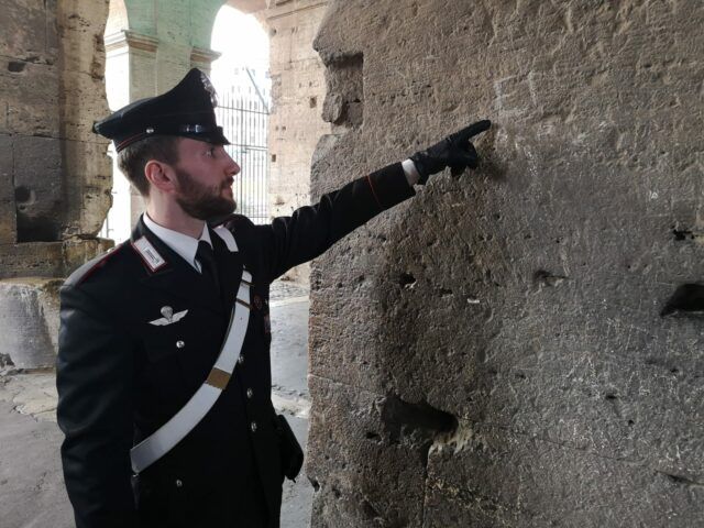 CENTRO - Un Carabiniere mostra l'incisione prodotta dalla turista