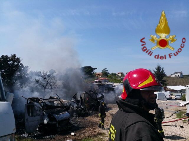 incendio deposito camper