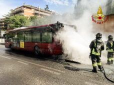 Atac, prende fuoco improvvisamente durante la corsa: ''La vettura era in servizio dal 2004''