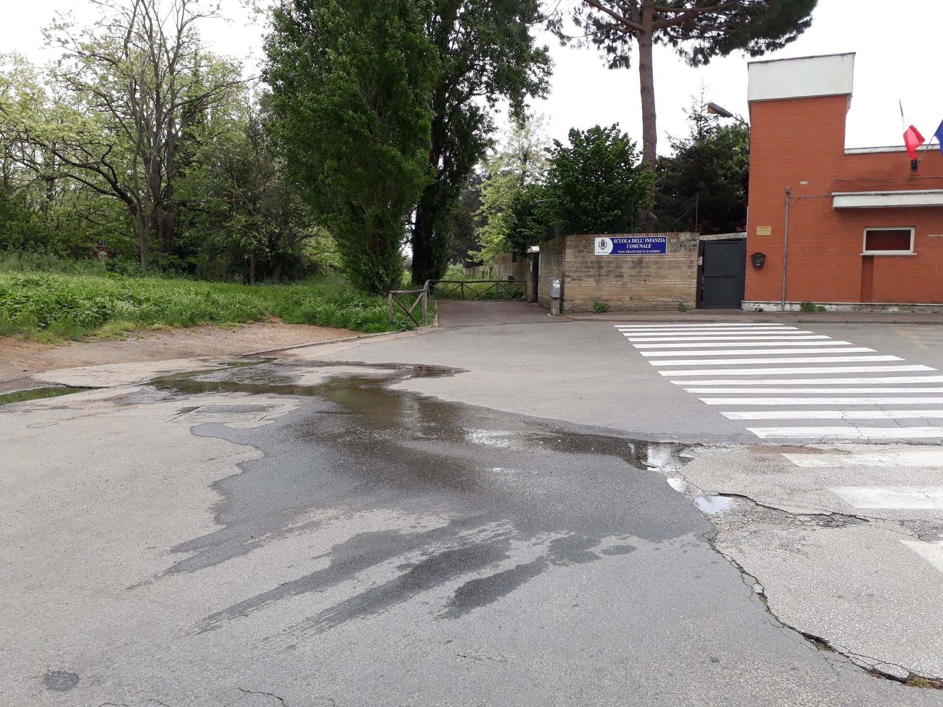 Pomezia, perdita d'acqua in via Ugo Foscolo: di chi è la responsabilità?  (FOTO)