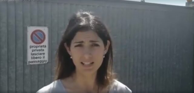 La Raggi davanti al centro smaltimento rifiuti di Aprilia:
