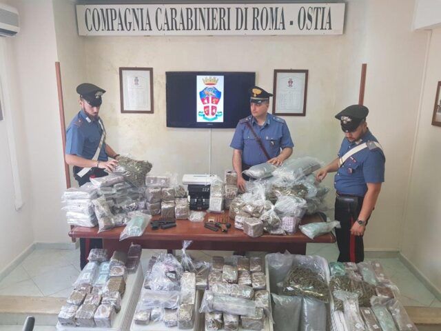 OSTIA La droga sequestrata dai Carabinieri (1)