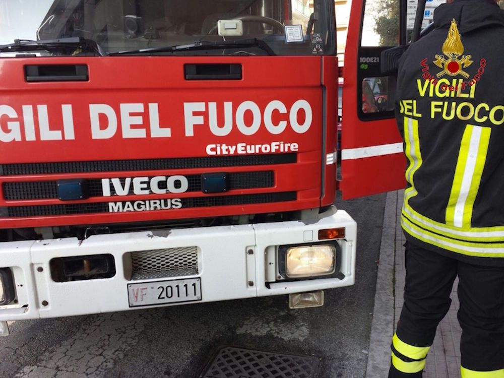 Roma, salta la stufa elettrica e divampa l'incendio: appartamento bruciato dalle fiamme