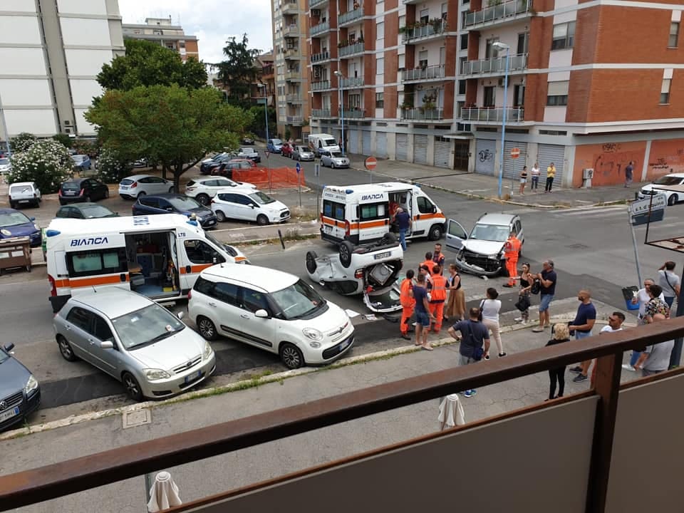 Latina, violento incidente in via Pontinia auto si ribalta dopo un