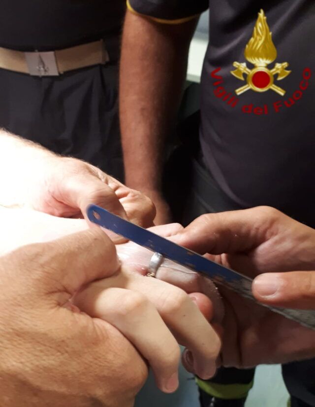 anello incastrato