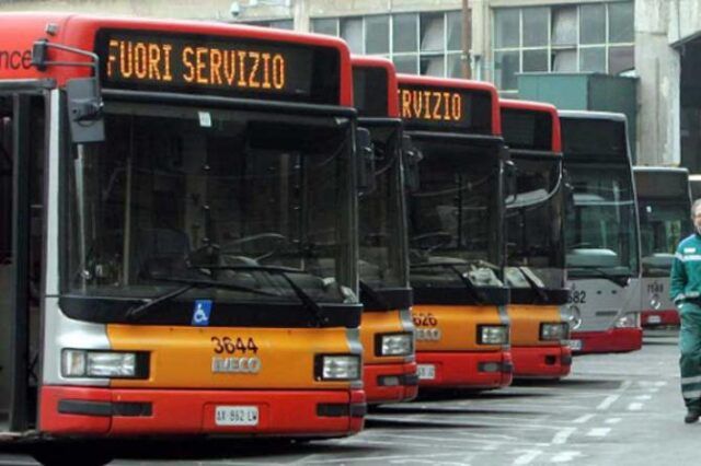 Roma, alcuni nuovi bus dell'Atac cominciano già a rompersi atac