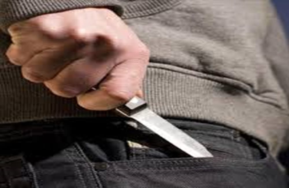 Il coltello usato dal ladro per la rapina nel supermercato di Garbatella