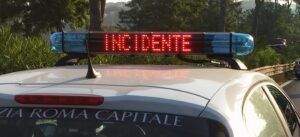 La Polizia Locale che segnala l'incidente sulla Tangenziale Est di Roma