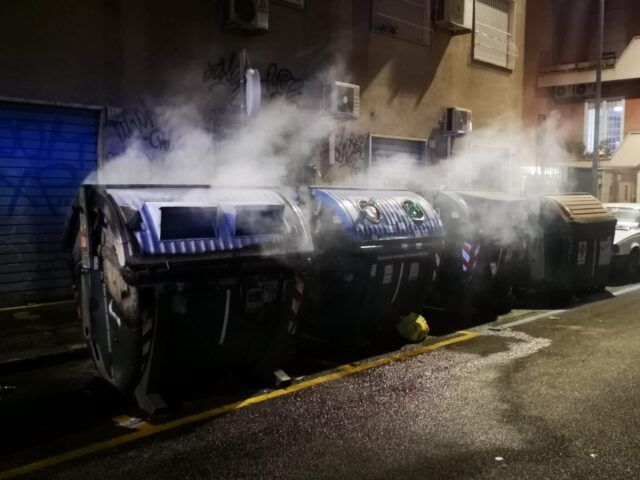 PARIOLI - I cassonetti andati in fiamme (2)