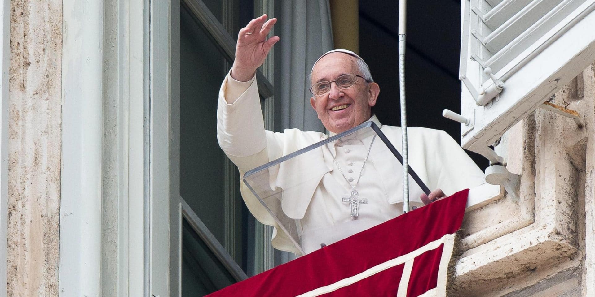 papa francesco che dice la messa della domenica