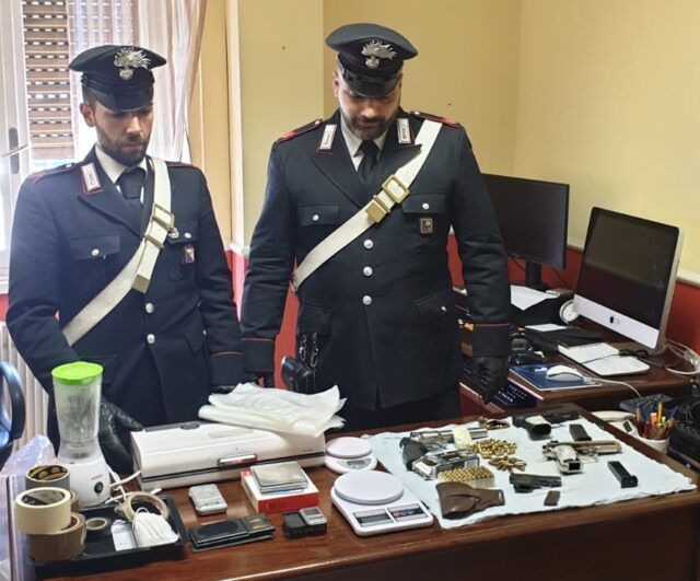 FRASCATI - Le armi e il materiale sequestrati dai Carabinieri (1)